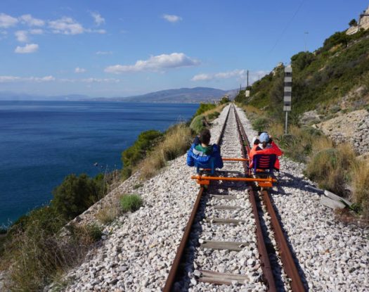 Ποδηλατώντας πάνω στις ράγες των τρένων - Το railbiking ήρθε και στην Ελλάδα