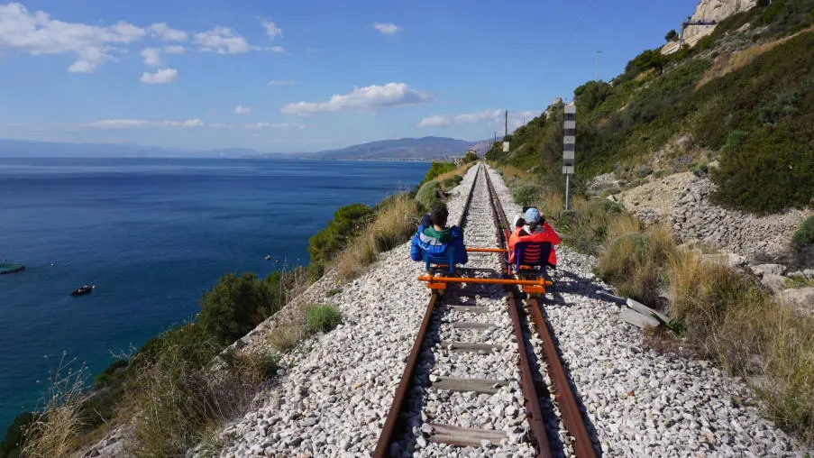 Ποδηλατώντας πάνω στις ράγες των τρένων - Το railbiking ήρθε και στην Ελλάδα