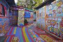 Rainbow Village: 84χρονος σώζει οικισμό από κατεδάφιση βάφοντας κάθε δρόμο με χαρούμενα χρώματα