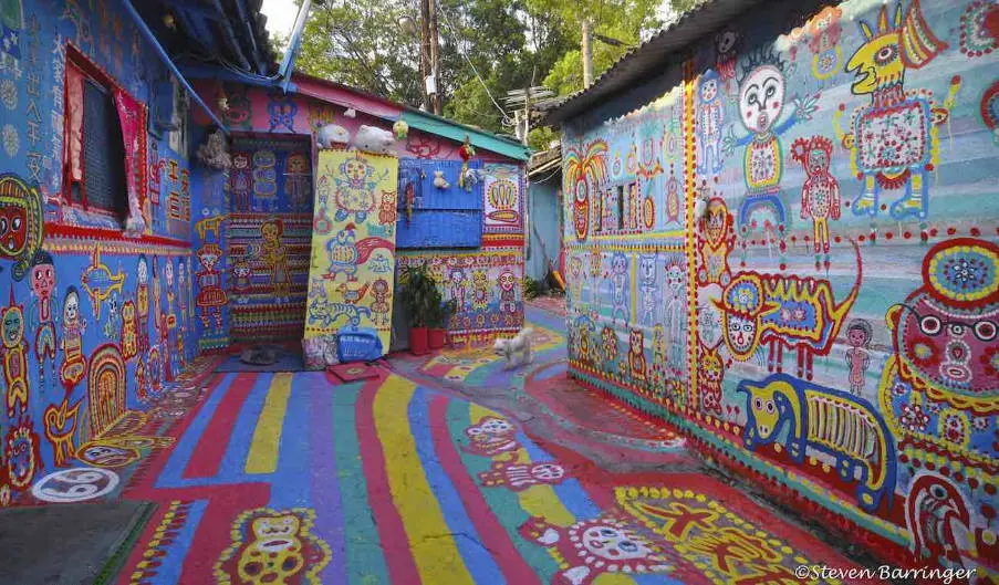 Rainbow Village: 84χρονος σώζει οικισμό από κατεδάφιση βάφοντας κάθε δρόμο με χαρούμενα χρώματα