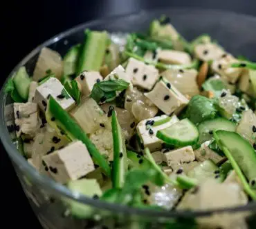 Vegan διατροφή: Ποια είναι τα πιθανά θρεπτικά κενά και πώς να τα συμπληρώσουμε