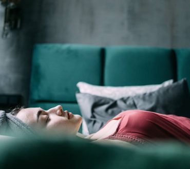 Ακόμα και 1 ώρα παραπάνω ύπνου μειώνει την ημερήσια πρόσληψη θερμίδων, σύμφωνα με έρευνα