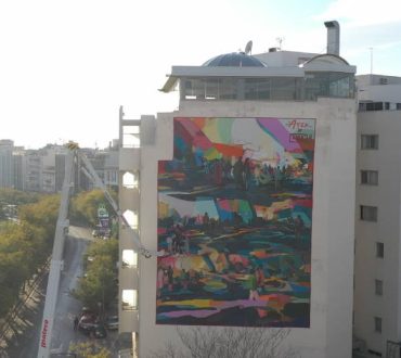 Η νέα μεγάλη τοιχογραφία στη «σκιά της Ακρόπολης» για τη βιωσιμότητα των πόλεων