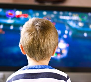 Τα παιδιά που βλέπουν πάνω από 2 ώρες τηλεόραση την ημέρα, κινδυνεύουν περισσότερο να διαγνωστούν με αυτισμό