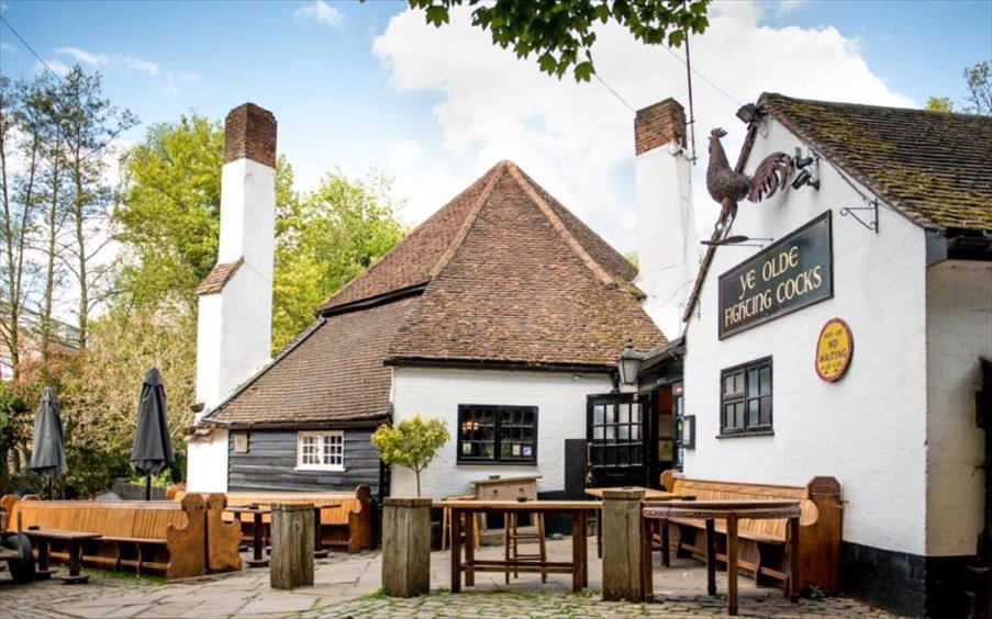 Μ. Βρετανία: Η πανδημία «έκλεισε» την παλαιότερη pub που σερβίρει εδώ και 1.229 χρόνια!