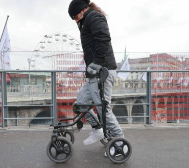 Ελβετία: Παράλυτος άντρας περπάτησε ξανά έπειτα από τοποθέτηση εμφυτευμάτων τεχνητής νοημοσύνης! (βίντεο)