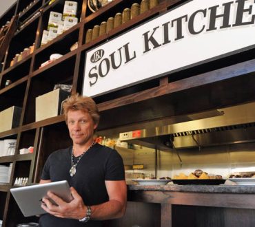 Soul Kitchen: Ο Τζον Μπον Τζόβι σερβίρει και πλένει πιάτα στο εστιατόριο που έχει ανοίξει για άπορα άτομα!