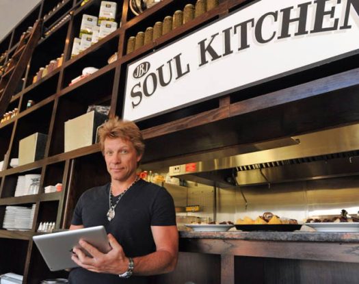 Soul Kitchen: Ο Τζον Μπον Τζόβι σερβίρει και πλένει πιάτα στο εστιατόριο που έχει ανοίξει για άπορα άτομα!