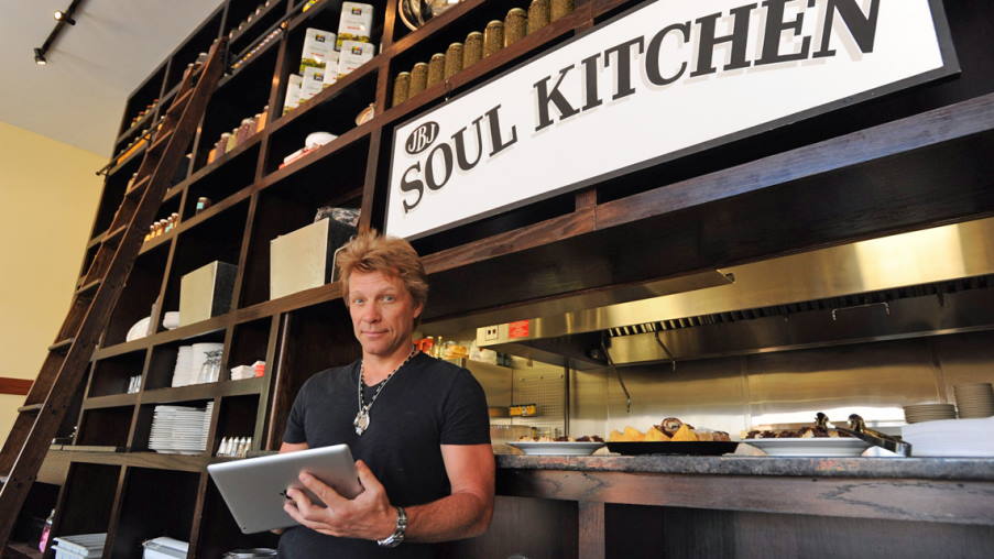 Soul Kitchen: Ο Τζον Μπον Τζόβι σερβίρει και πλένει πιάτα στο εστιατόριο που έχει ανοίξει για άπορα άτομα!