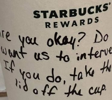 Υπάλληλος καφετέριας έγραψε ένα μήνυμα στο ποτήρι μιας κοπέλας και της έσωζε τη ζωή!
