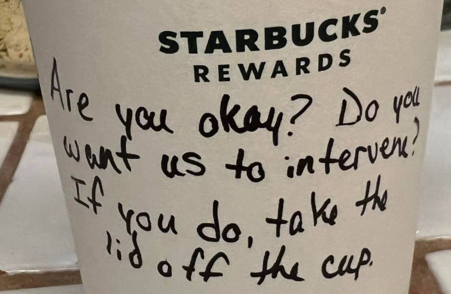 Υπάλληλος καφετέριας έγραψε ένα μήνυμα στο ποτήρι μιας κοπέλας και της έσωζε τη ζωή!