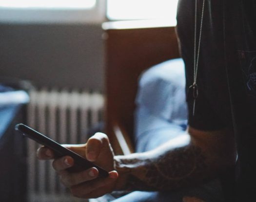 Η απενεργοποίηση του τηλεφώνου για μόλις μία ώρα πριν τον ύπνο ωφελεί συνολικά την υγεία μας