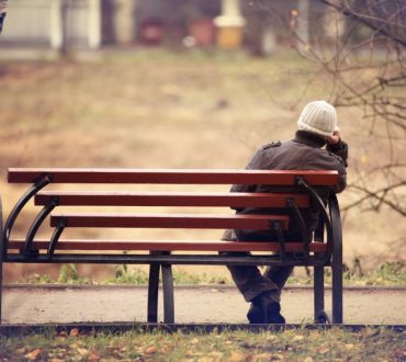 Διεθνής μελέτη «αποκαλύπτει» τη μάστιγα τη μοναξιάς στις ανεπτυγμένες χώρες