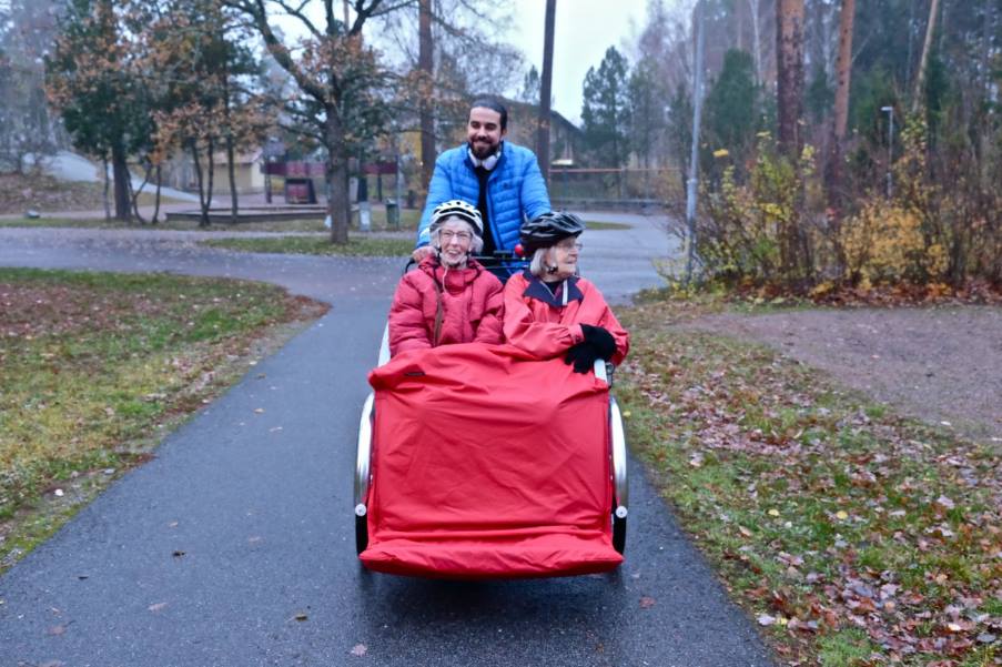Εθελοντές προσφέρουν σε ηλικιωμένους και άτομα με κινητικά προβλήματα δωρεάν βόλτες με «ποδήλατο-καναπέ»!