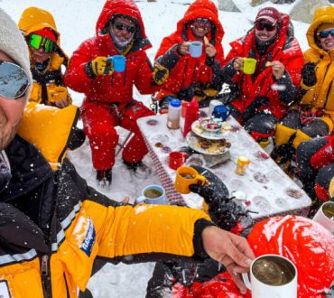 Έβερεστ: Αναρριχητές κατέχουν το παγκόσμιο ρεκόρ διοργανώνοντας «πάρτι με τσάι» στα 6.500 μέτρα!