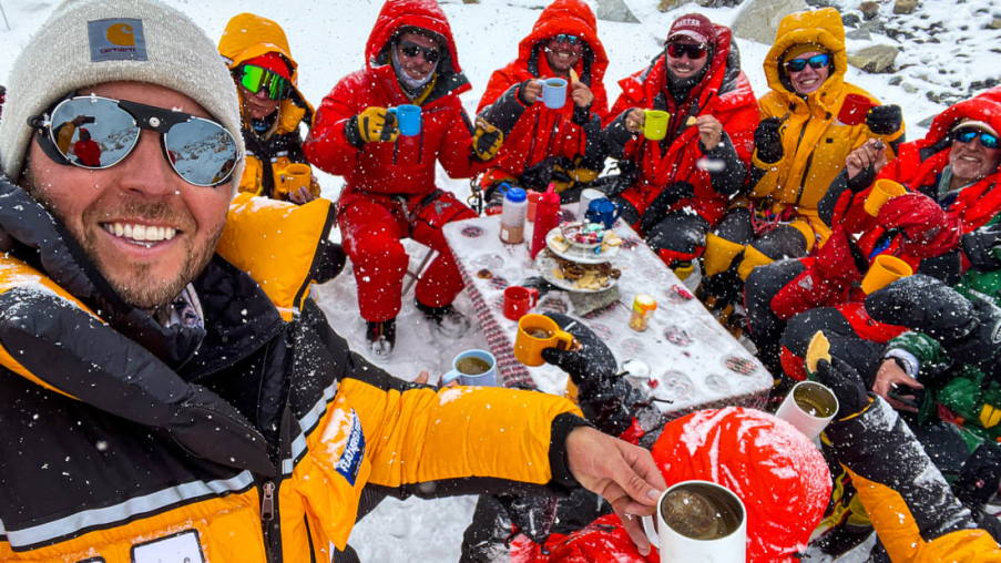Έβερεστ: Αναρριχητές κατέχουν το παγκόσμιο ρεκόρ διοργανώνοντας «πάρτι με τσάι» στα 6.500 μέτρα!