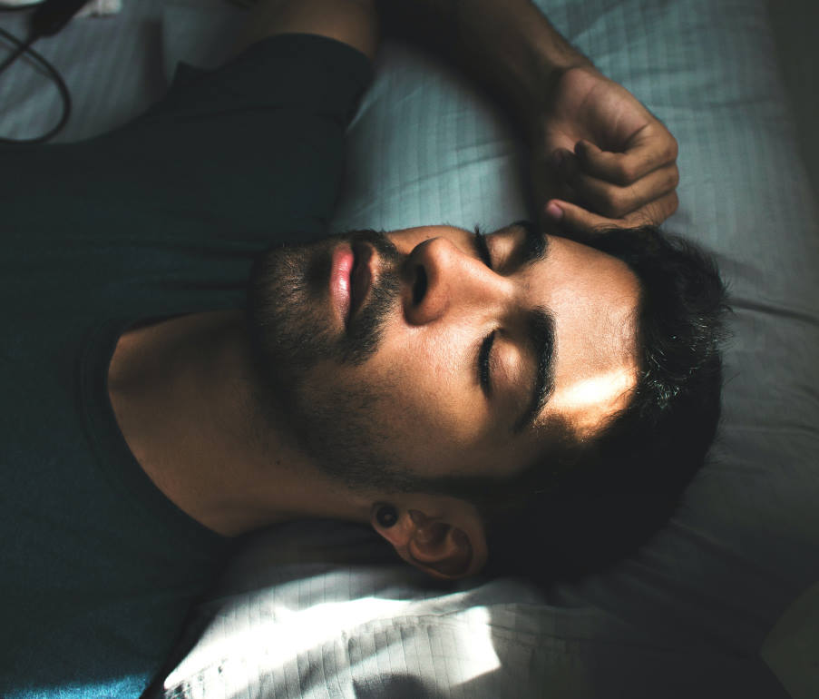 Ο ύπνος με αναμμένο φως συνδέεται με υψηλότερο κίνδυνο καρδιακών παθήσεων και διαβήτη
