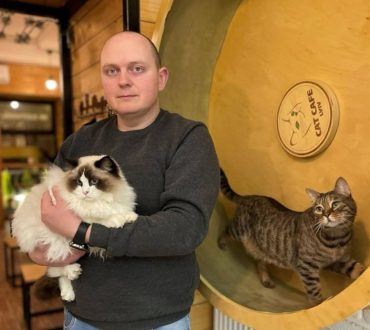 Ουκρανία: Καφετέρια παραμένει ανοιχτή για να φροντίζει τις 20 γάτες της κατά τη διάρκεια του πολέμου