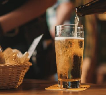 5 ερωτήσεις που μας βοηθούν να διερευνήσουμε τη σχέση μας με το αλκοόλ