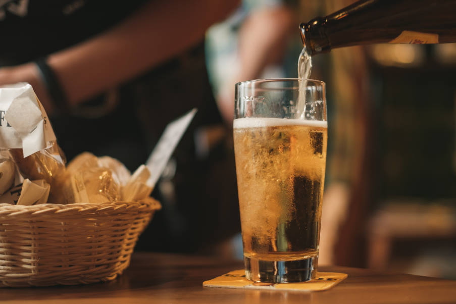 5 ερωτήσεις που μας βοηθούν να διερευνήσουμε τη σχέση μας με το αλκοόλ