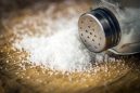 5 σημάδια που σας προειδοποιούν ότι καταναλώνετε περισσότερο αλάτι από αυτό που χρειάζεται