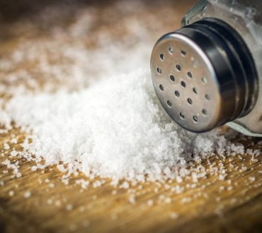 5 σημάδια που σας προειδοποιούν ότι καταναλώνετε περισσότερο αλάτι από αυτό που χρειάζεται
