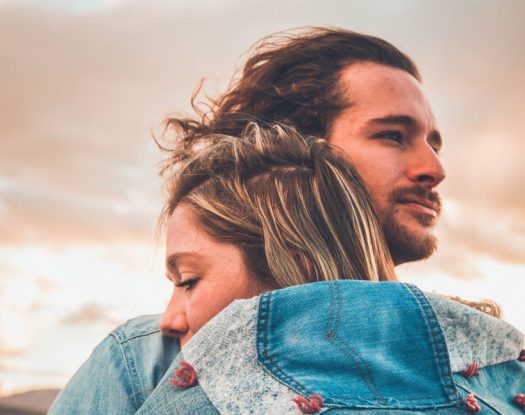 Η αγκαλιά πριν από ένα στρεσογόνο γεγονός μειώνει τα επίπεδα της κορτιζόλης, σύμφωνα με έρευνα