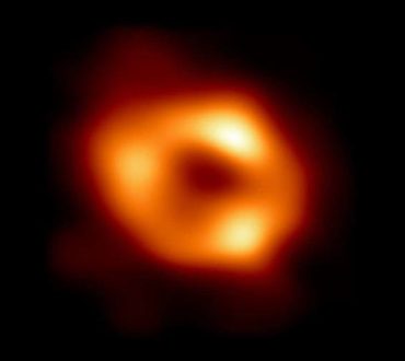 Επιστήμονες αποκαλύπτουν την πρώτη φωτογραφία της Μαύρης Τρύπας που βρίσκεται στο κέντρο του Γαλαξία μας