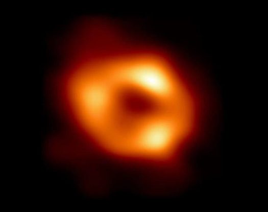 Επιστήμονες αποκαλύπτουν την πρώτη φωτογραφία της Μαύρης Τρύπας που βρίσκεται στο κέντρο του Γαλαξία μας