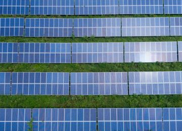 Τα ηλιακά πάνελ μπορεί να βρίσκονται σε όλα τα δημόσια κτίρια της Ευρώπης έως το 2025, στο πλαίσιο της εγκατάλειψης των ρωσικών ορυκτών καυσίμων