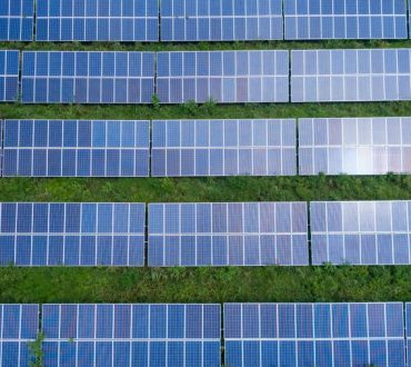 Τα ηλιακά πάνελ μπορεί να βρίσκονται σε όλα τα δημόσια κτίρια της Ευρώπης έως το 2025, στο πλαίσιο της εγκατάλειψης των ρωσικών ορυκτών καυσίμων