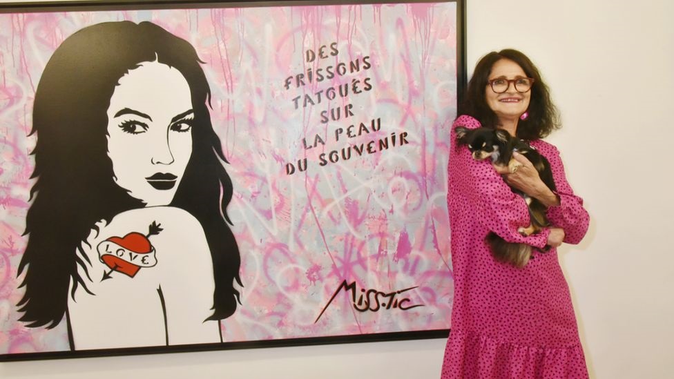 Miss. Tic: Έφυγε από τη ζωή η Γαλλίδα street artist, γνωστή για τις γυναικείες φιγούρες της στους τοίχους του Παρισιού