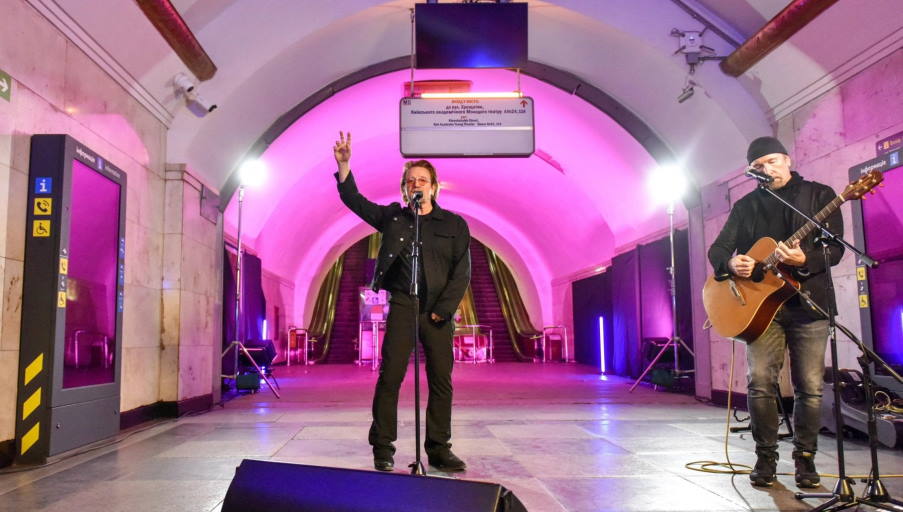 Ο τραγουδιστής των U2, Bono, έδωσε κρυφή συναυλία στο μετρό του Κιέβου!