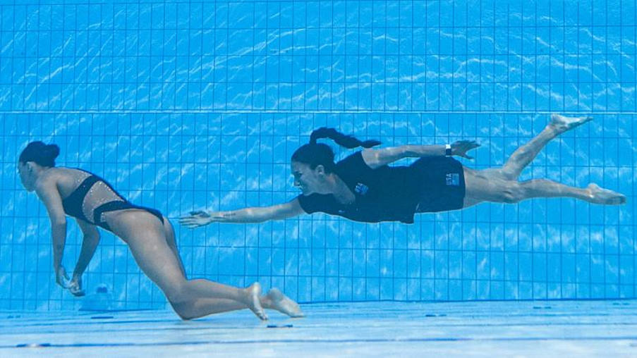 Βουδαπέστη: Προπονήτρια διέσωσε κολυμβήτρια που λιποθύμησε στην πισίνα στο Παγκόσμιο Πρωτάθλημα Υγρού Στίβου