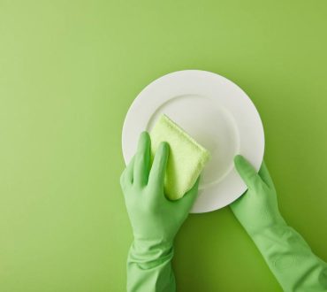 Βούρτσα ή σφουγγάρι στο πλύσιμο των πιάτων; Σε ποιο αναπτύσσονται περισσότερα βακτήρια;