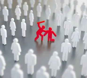 "Η επίδραση του παρευρισκόμενου" (Bystander Effect): Γιατί όταν συμβαίνει κάτι στο δρόμο οι περισσότεροι μένουν απαθείς;