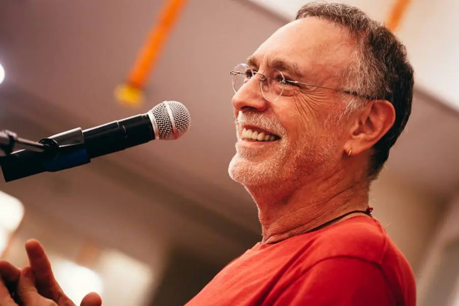 Ο Krishna Das, ο Αμερικάνος Rockstar μουσικός της Γιόγκα στην Ελλάδα 25-30 Iουλίου σε 3 Ιστορικά Εvents!