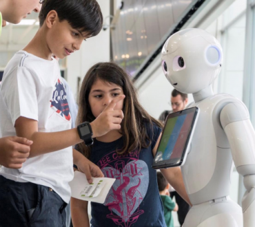 ΝΑΟ: Ένα ανθρωποειδές ρομπότ που βοηθά παιδιά στο φάσμα του αυτισμού (βίντεο)
