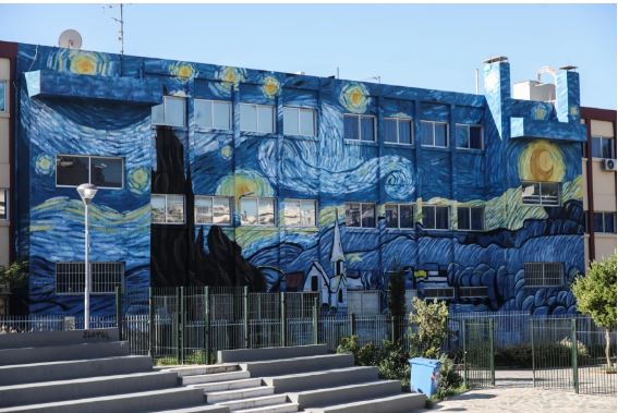 Δήμος Αλίμου: H «Έναστρη Νύχτα» του Van Gogh ομορφαίνει το 2ο Λύκειο!