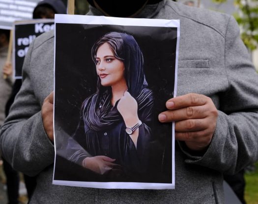 Μαθήτριες στο Ιράν πετούν τις μαντήλες τους και παίρνουν μέρος στις αντικαθεστωτικές διαδηλώσεις