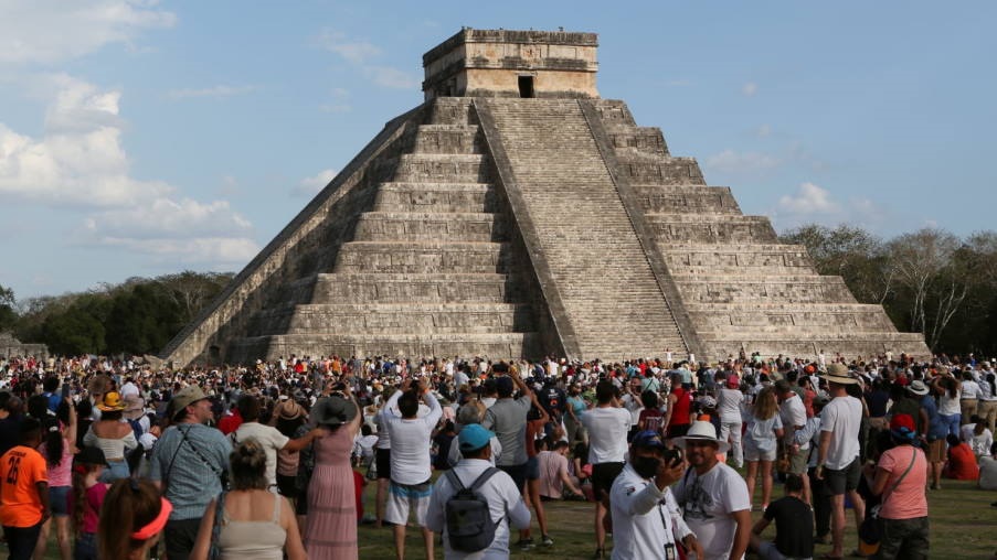 Προκλητική τουρίστρια χόρεψε στην ιερή πυραμίδα των Μάγια. Την αποδοκίμασε το οργισμένο πλήθος