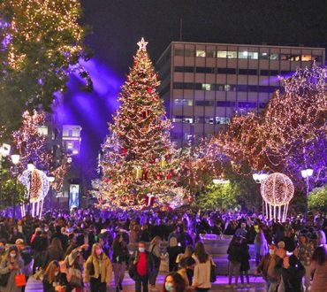 Φωτεινά Χριστούγεννα στο Δήμο Αθηναίων | 1η Δεκεμβρίου η φωταγώγηση του δέντρου στην πλατεία Συντάγματος