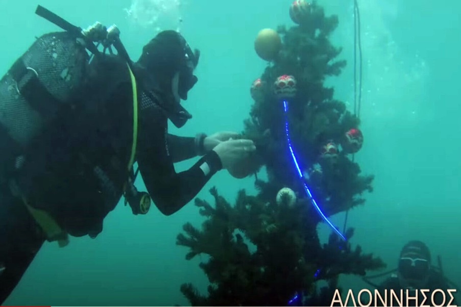 Αλλόνησος: Μοναδικός στολισμός του χριστουγεννιάτικου δέντρου κάτω από τη θάλασσα! (βίντεο)