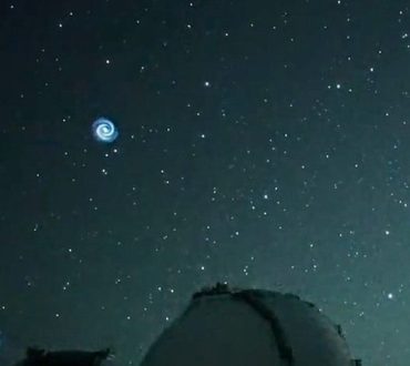 Γαλαξιακή γαλάζια δύνη εμφανίστηκε στον ουρανό της Χαβάης – Η εξήγηση που δίνουν οι ειδικοί