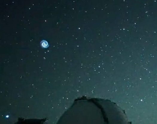 Γαλαξιακή γαλάζια δύνη εμφανίστηκε στον ουρανό της Χαβάης – Η εξήγηση που δίνουν οι ειδικοί
