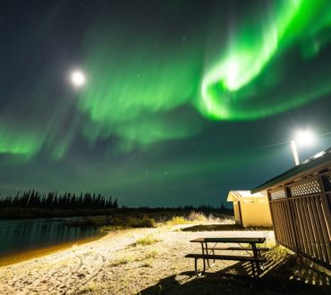 «Κυνηγός» του Βόρειου Σέλαος καταγράφει εκπληκτικές εικόνες του νυχτερινού ουρανού στην Αλάσκα (βίντεο)