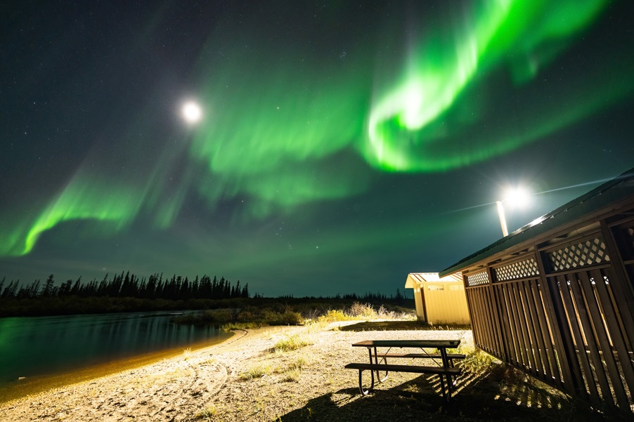 «Κυνηγός» του Βόρειου Σέλαος καταγράφει εκπληκτικές εικόνες του νυχτερινού ουρανού στην Αλάσκα (βίντεο)