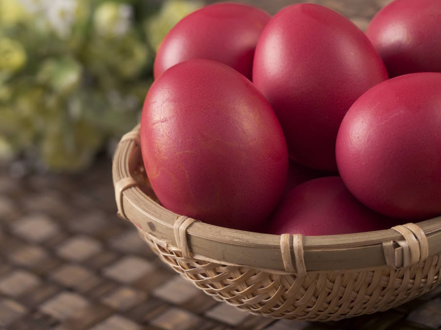 Πάσχα: Γιατί βάφουμε τα αυγά κόκκινα;