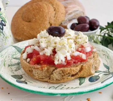 TasteAtlas: Ο Ντάκος είναι η καλύτερη σαλάτα στον κόσμο | Ακόμη 5 ελληνικές σαλάτες στην 50άδα