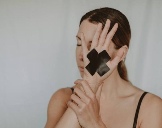 Το "τίμημα" της ενσυναίσθησης: Από την ευλογία της σύνδεσης με τους άλλους, στην εξάντληση και το βάρος